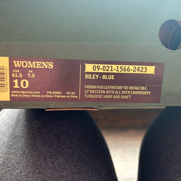 Women boots size 10 come with the scarf too - Picture 4 of 8